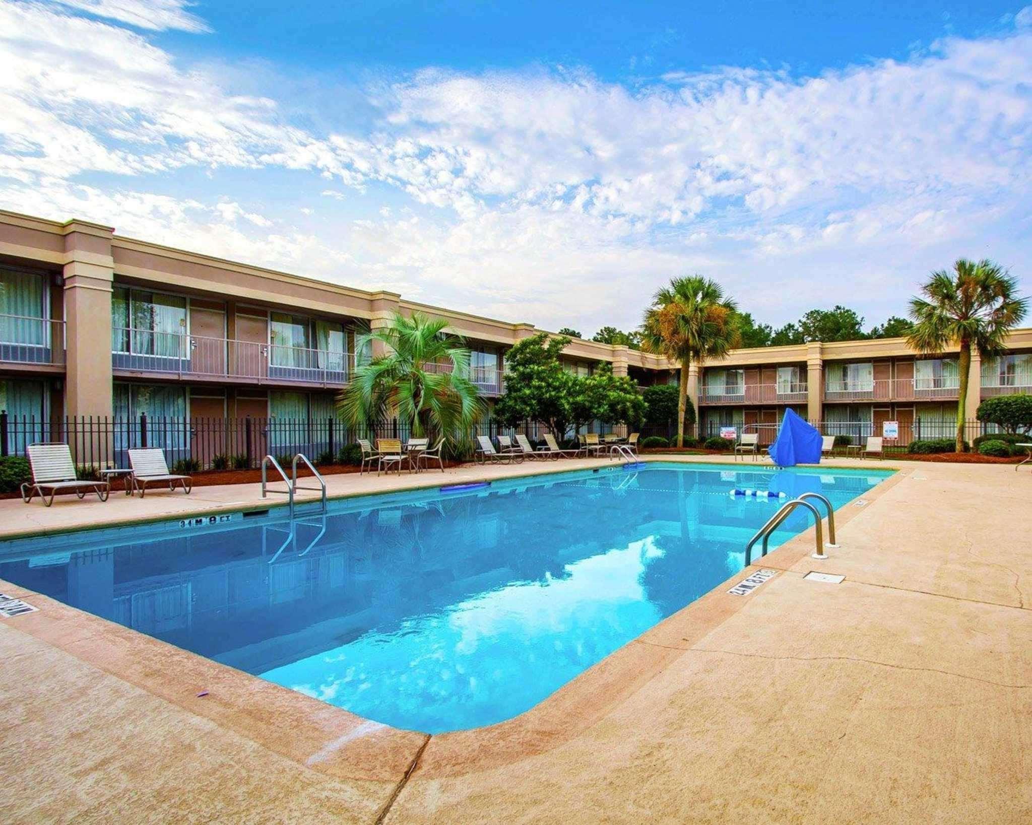 Clarion Inn & Suites Dothan South Exterior foto