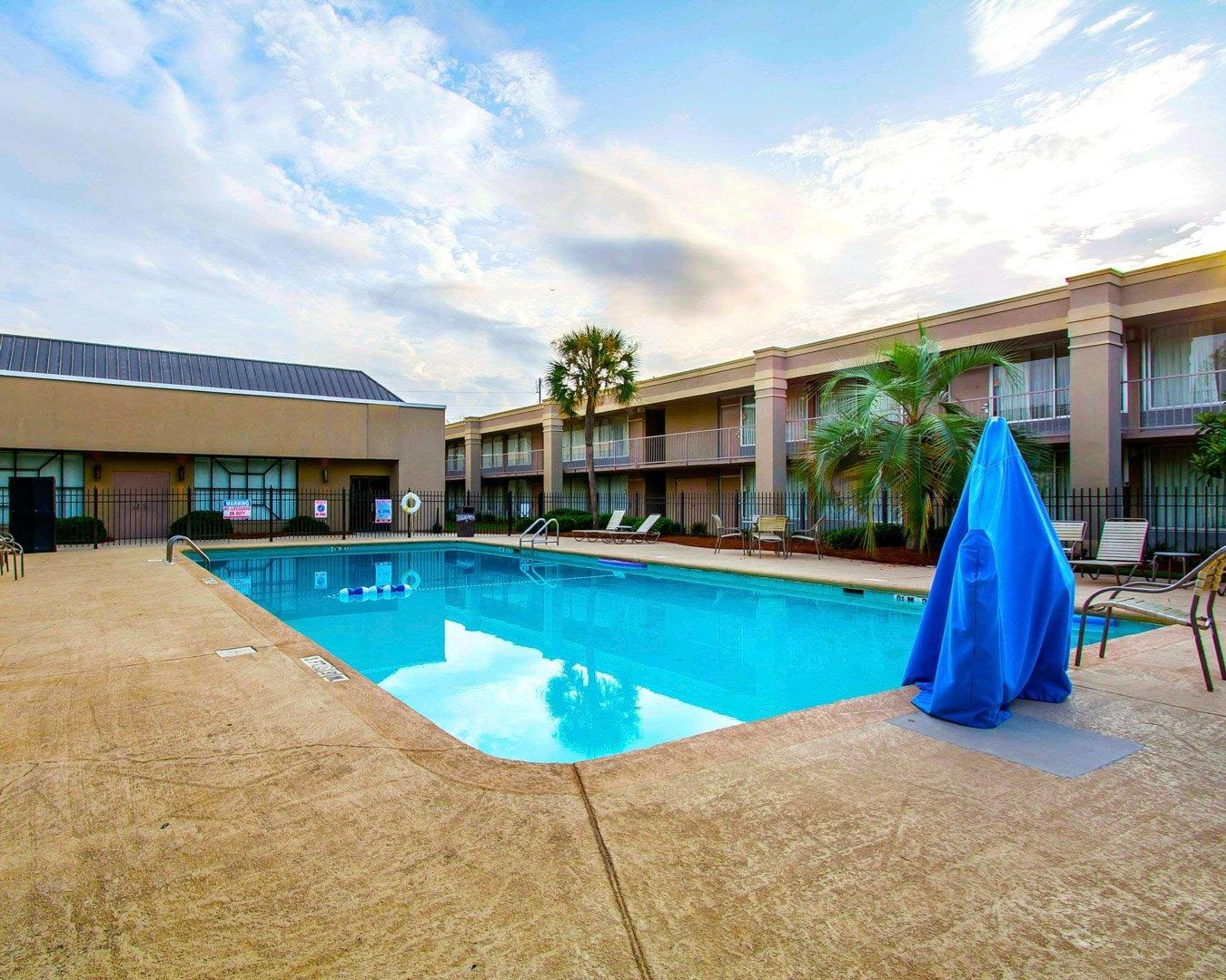 Clarion Inn & Suites Dothan South Exterior foto