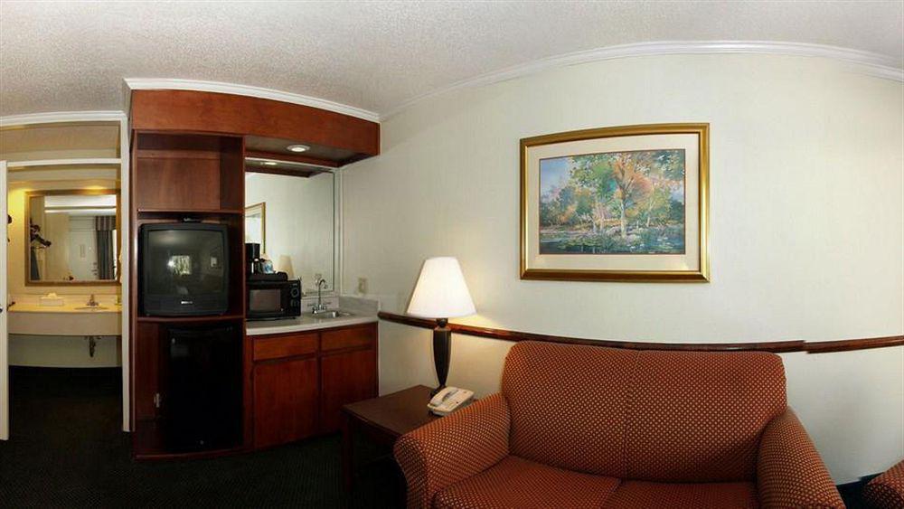 Clarion Inn & Suites Dothan South Exterior foto